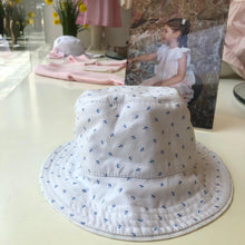 Cargar imagen en el visor de la galería, Gorro reversible en color celeste con blanco de pique
