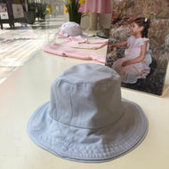 Gorro reversible en color celeste con blanco de pique
