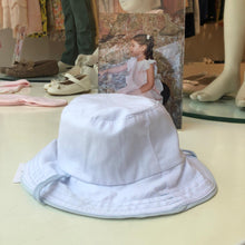 Cargar imagen en el visor de la galería, Gorro reversible en color celeste con blanco de pique
