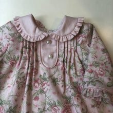 Cargar imagen en el visor de la galería, Vestido floreado rosa villela con pliegues
