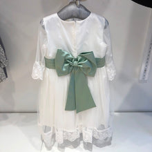 Cargar imagen en el visor de la galería, Vestido tull con fajin verde y manga tres cuartos
