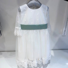 Cargar imagen en el visor de la galería, Vestido tull con fajin verde y manga tres cuartos
