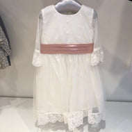 Vestido tull con fajin rosado y manga tres cuartos