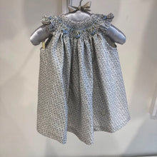 Cargar imagen en el visor de la galería, Vestido floreado gris manga alita con bordados flores
