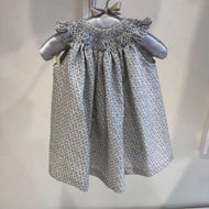 Vestido floreado gris manga alita con bordados flores