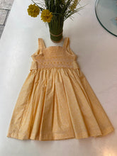 Cargar imagen en el visor de la galería, Vestido amarillo floreado tiras con panal de abeja
