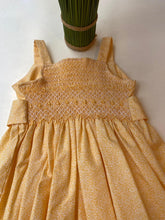Cargar imagen en el visor de la galería, Vestido amarillo floreado tiras con panal de abeja
