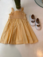 Cargar imagen en el visor de la galería, Vestido amarillo floreado tiras con panal de abeja
