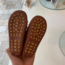 Cargar imagen en el visor de la galería, Mocasín cuero marrón con lazo
