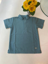 Cargar imagen en el visor de la galería, Polo box pique verde seco cuello neru
