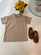 Cargar imagen en el visor de la galería, Polo box pique beige cuello neru
