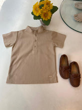 Cargar imagen en el visor de la galería, Polo box pique beige cuello neru

