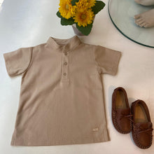 Cargar imagen en el visor de la galería, Polo box pique beige cuello neru
