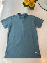Cargar imagen en el visor de la galería, Polo box pique verde seco cuello neru
