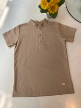 Cargar imagen en el visor de la galería, Polo box pique beige cuello neru
