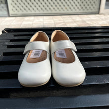 Cargar imagen en el visor de la galería, Zapato primeros pasos piolito ivory
