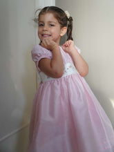 Cargar imagen en el visor de la galería, vestido tafeta rosado con fajin bordado
