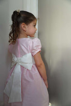 Cargar imagen en el visor de la galería, vestido tafeta rosado con fajin bordado
