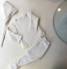 Cargar imagen en el visor de la galería, Ajuar ivory 3pzs cruzado con detalle en bastas
