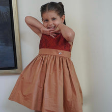 Cargar imagen en el visor de la galería, Vestido rojo brocado c/falda ocre navidad
