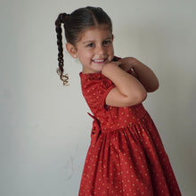 Cargar imagen en el visor de la galería, Vestido rojo con puntos dorados manga corta
