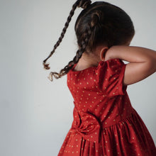Cargar imagen en el visor de la galería, Vestido rojo con puntos dorados manga corta
