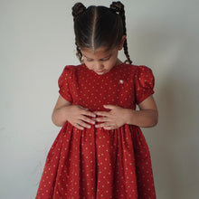 Cargar imagen en el visor de la galería, Vestido rojo con puntos dorados manga corta
