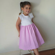 Cargar imagen en el visor de la galería, Vestido pechera tejida ivory con falda rosada
