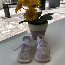 Cargar imagen en el visor de la galería, Zapato smock blanco bordado a mano
