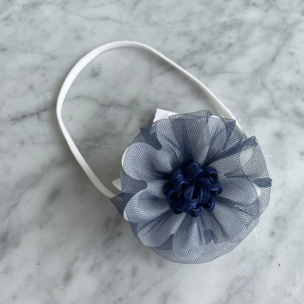 Vincha elástica flor azul y tull