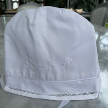 Cargar imagen en el visor de la galería, Capota bordada rococo blanco
